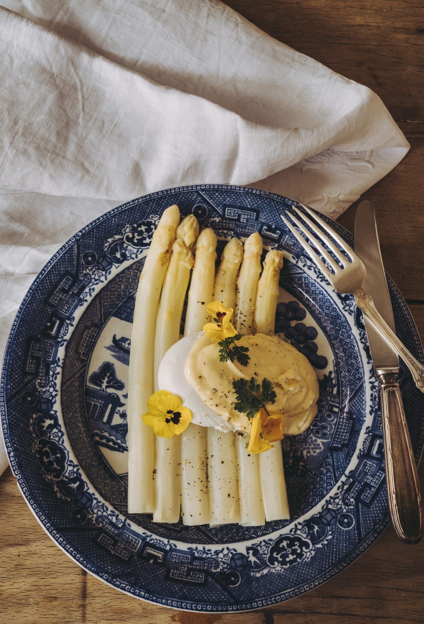 White asparagus with Hollandaise sauce - The Starling Club